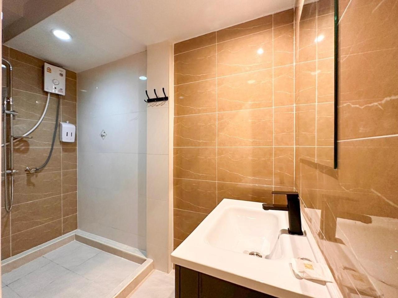 Thrive Hotel バンコク都 エクステリア 写真